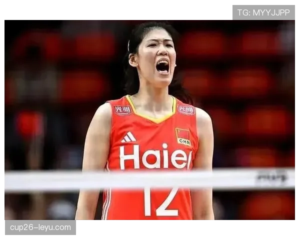 李盈莹训练完直接拎两大名牌袋子出场，旁边路人瞬间怀疑人生